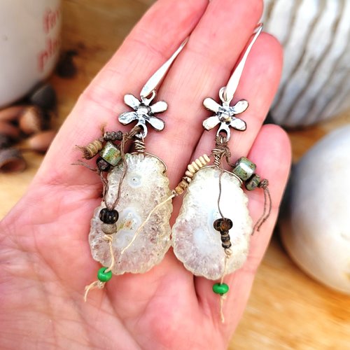 Une belle poésie pour ces boucles d'oreille nomades avec des tranches de quartz solaire naturel: "lyrisme des matières"