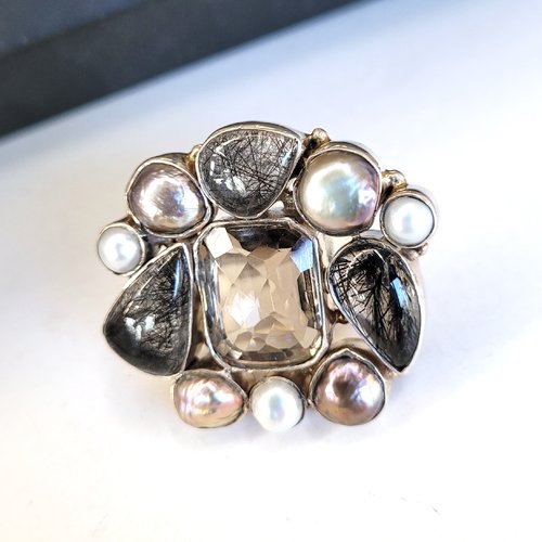 Une bague ajustable - 57 à 61- argent massif 925 avec superbes cabochons:  quartz rutile, quartz fumé, perles baroques, perles fines  ...