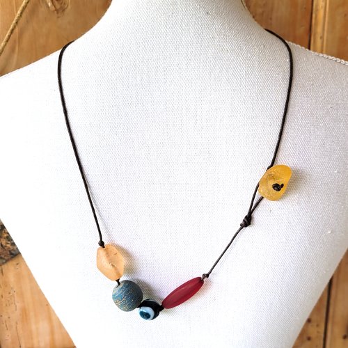 Un collier "lacet" unisexe ethnique tribal avec des perles anciennes en verre du mali , ambre..: "parfums en couleurs"