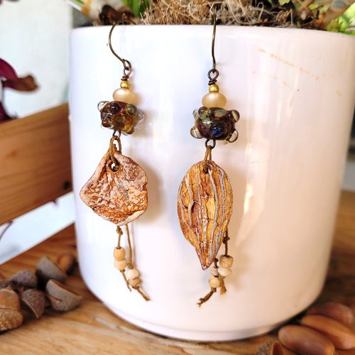 Des boucles d'oreille asymétriques amérindiennes avec céramiques artisanales pétroglyphes....: "pour être libre"