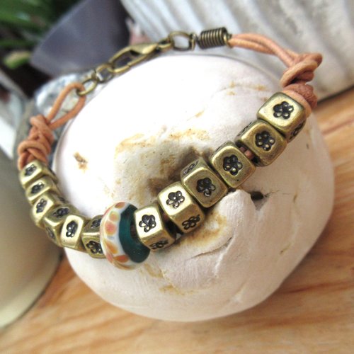 Un bracelet élégant, racé, hippie avec perle en verre du japon  ...... : "illustrations du jour"
