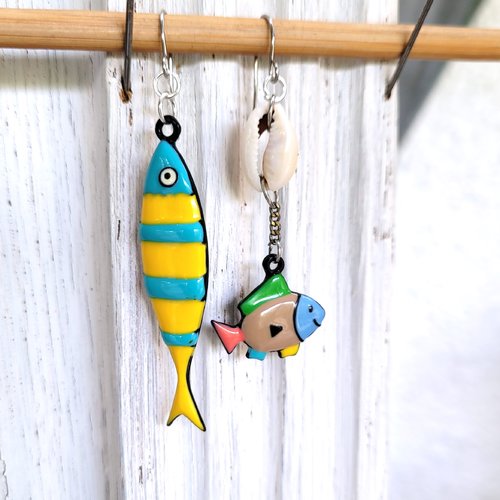 Des boucles d'oreille ethniques chics asymétriques avec breloques émail.. : "poissons charmeurs"