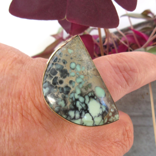 Une exceptionnelle et incroyable bague en argent 925 et or , avec un rare cabochon turquoise mine candelaria ...