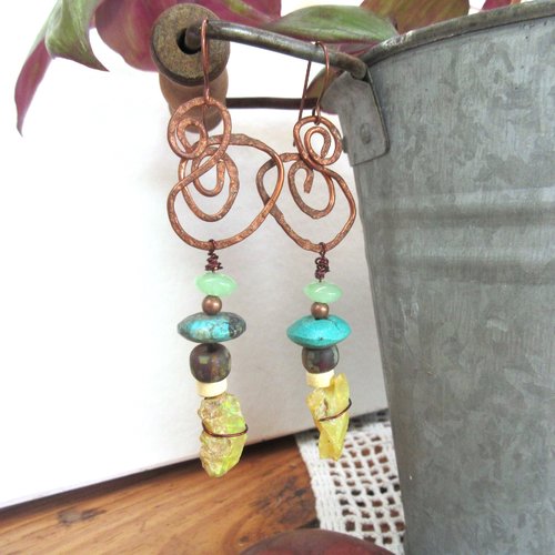 Des pulsions de vie : des boucles d'oreille citadines avec opale brute welo d'ethiopie , turquoise du névada ...