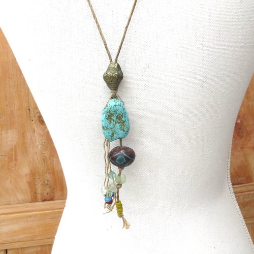 Collier unisexe style tribal, amérindien ;bohème et chic avec nugget turquoise : "des valeurs mélodiques"