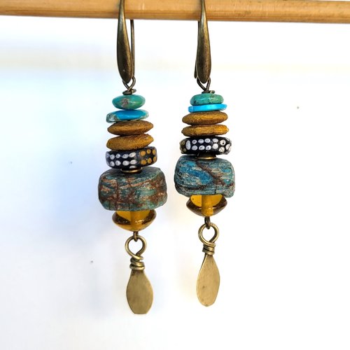 Boucles d'oreille romantiques avec disques turquoise arizona, perle hébron bleu, céramique : "des parfums-couleurs"