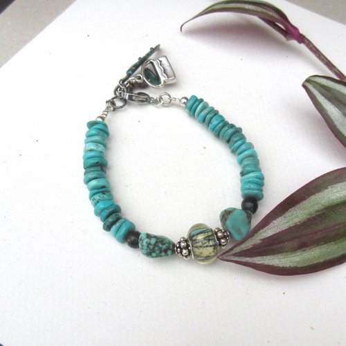 Un bracelet boho chic rustique avec perles heishi en turquoise névada .. : "douce quiétude"