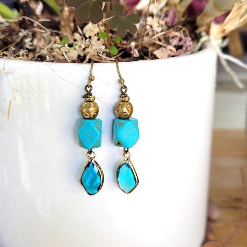Un petit prix pour ces boucles d'oreille romantiques avec perle turquoise et breloque verre enchâssé dans bronze: "jardin des songes"