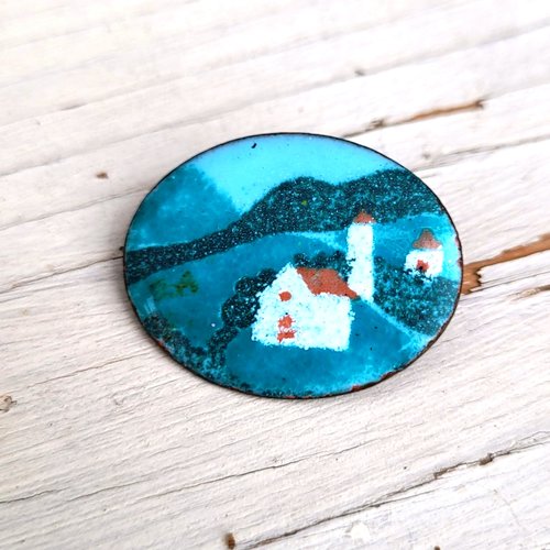 Une broche vintage ancienne avec breloque en émail , paysage de montagne - alsace : un prix sympathique pour une belle occasion !!!