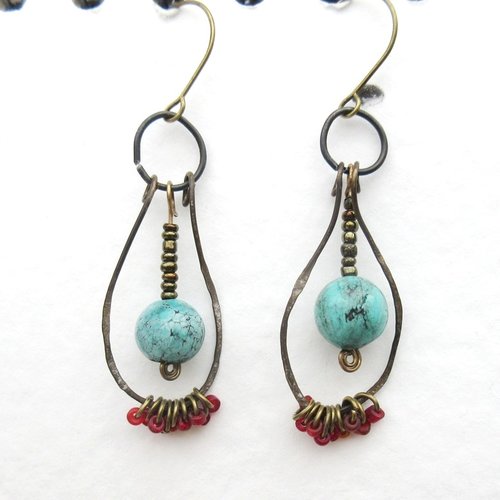 Des boucles d'oreille primitives avec perle turquoise ancienne d'afrique : "etats d'ame suspendus"...