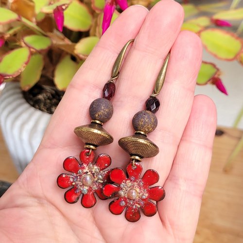 De superbes breloques fleurs en émail artisanal pour ces boucles d'oreille pétillantes de joie !!!!: "florilèges de composition"