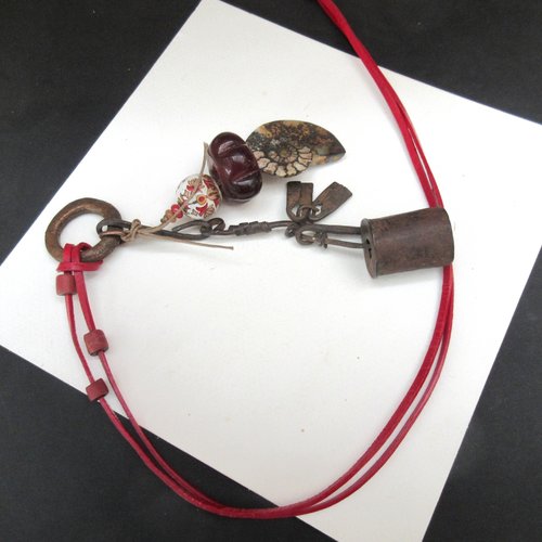 Un collier sautoir d'exception , hétéroclite, avec anciennes breloques de collection du mali : "une part d'identité "