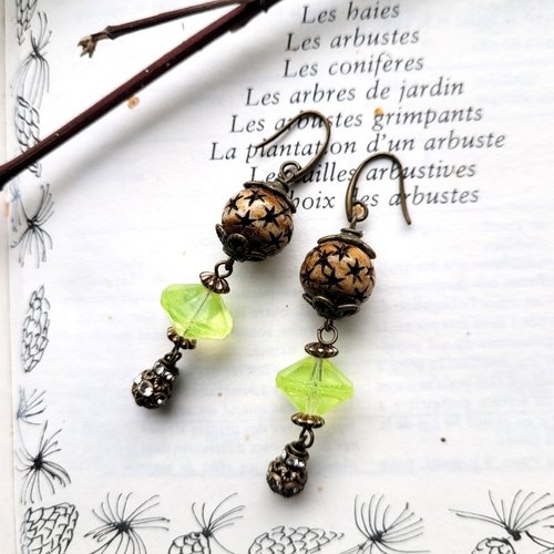 Boucles d'oreille avec perle ancienne vaseline, corne étoile, perle laiton strass .... : "invitation poétique"