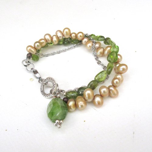 Un bracelet 3 rangs, romantique : présent pour elle, en péridot , perles fines ... : "de vent et de lumière"