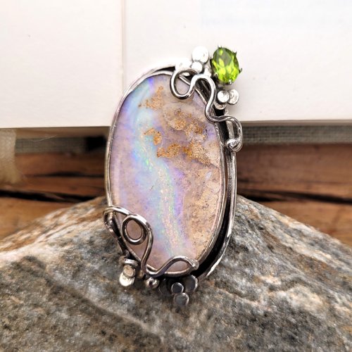 Une bague d'artisan en argent massif 925 avec un magnifique cabochon opale d'australie, pierre péridot