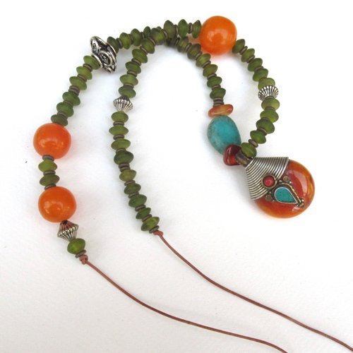 Un collier unisexe ,tribal ethnique et racé avec ce superbe pendentif biface en ambre, argent, corail et turquoise.: "contrastes visuels"