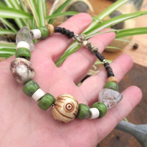 Silence nuancé: un bracelet nomade, éclectique et semi-rigide avec quartz lodolite, vieille agate.....