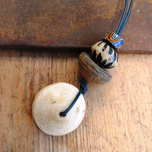 Collier unisexe de légendes avec perles africaines et ancien coquillage amulette de papouasie ...: "aux portes de l'océan"