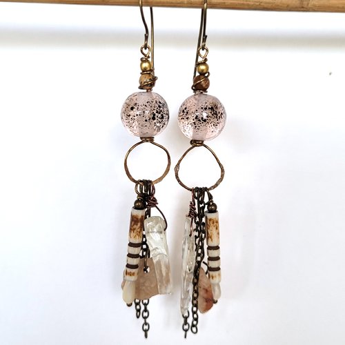 Des boucles d'oreille rustiques et primitives, racées et chics avec ces pétales quartz du néolithique : "merveilles des landes"..  !!!