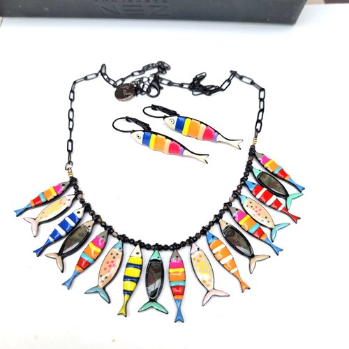 Une parure citadine boucle d'oreille et collier avec breloques poissons en émail, pierres fines ... : "une famille sardines"