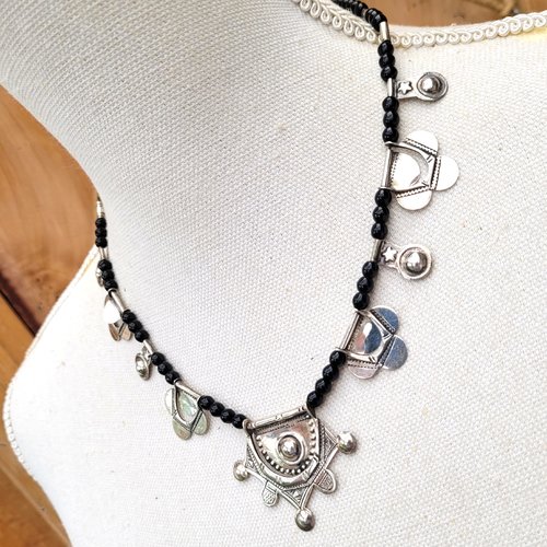 Collier unisexe, singulier, tribal berbère du niger avec pendentifs argent ... : "un poétique ballet"