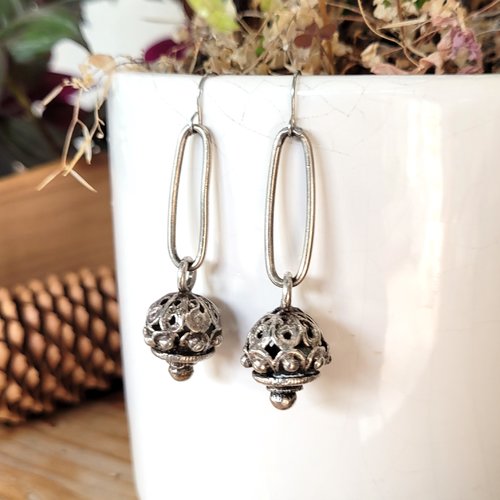 Boucles d'oreille primitives et bucoliques avec anciennes perles breloques en vieil argent berbère : "amours egarés"