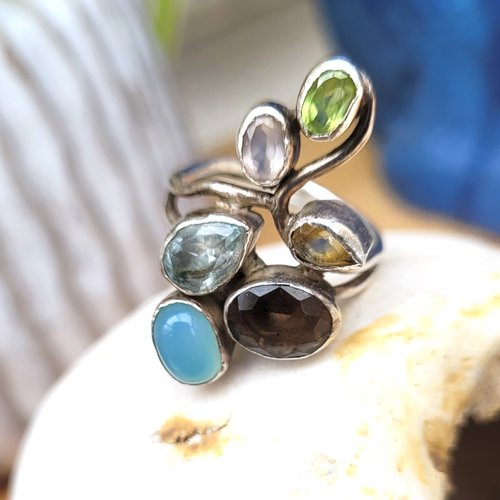 Côté vintage : une bague de toute beauté multi-pierres en argent massif 925 ,taille 59-60 ....