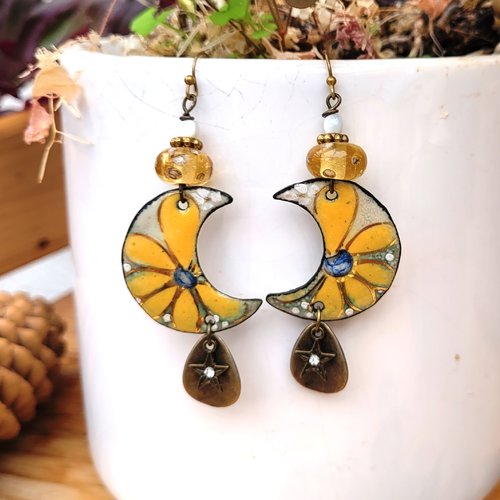 Un superbe cadeau pour les fêtes à venir avec ces boucles d'oreille particulières avec émail artisanal : "muse automnale"