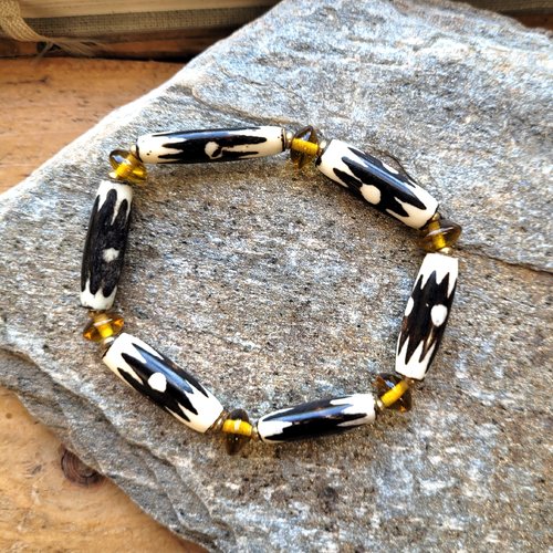 Un bracelet tribal unisexe ethnique , perles en os batik , perles laiton , soucoupes en verre : "rythmes du soudan" ..