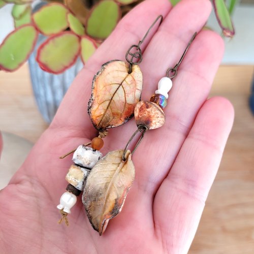 Des boucles d'oreille asymétriques; primitives tribales organiques avec porcelaine : "murmures des bois"