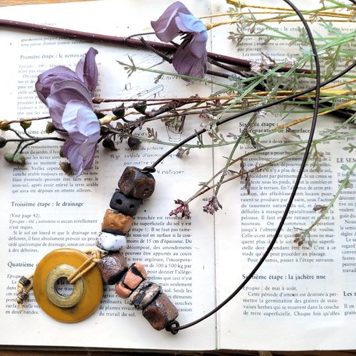 Superbe collier contemporain , tribal et rustique en céramique raku, avec pendentif vintage émail ... : "a pile ou face"