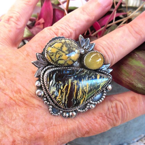 Une incroyable bague en argent 925 taille 59 , 3 cabochons opale : boulder koroit yowah, dendrite et jaune  ... pour le côté vintage !!