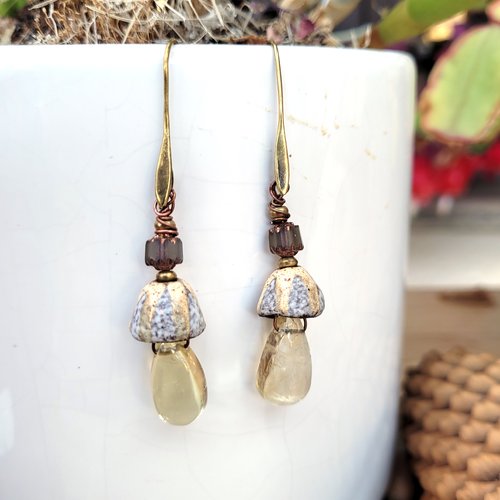 Boucles d'oreille romantiques , cadeau pour elle, avec briolettes citrine et clochettes en céramique  !!!! : "charme délicat"