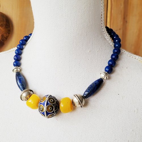 De splendides perles berbères en argent  et émail du maroc pour ce collier vintage en lapis lazuli : "couleurs du sud"