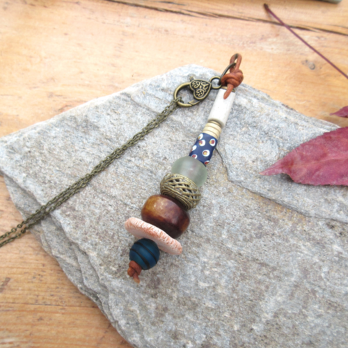 Un collier tribal rustique et primitif ou bijou de sac avec perle vénitienne et african trade beads: "des bulles de fantaisie"