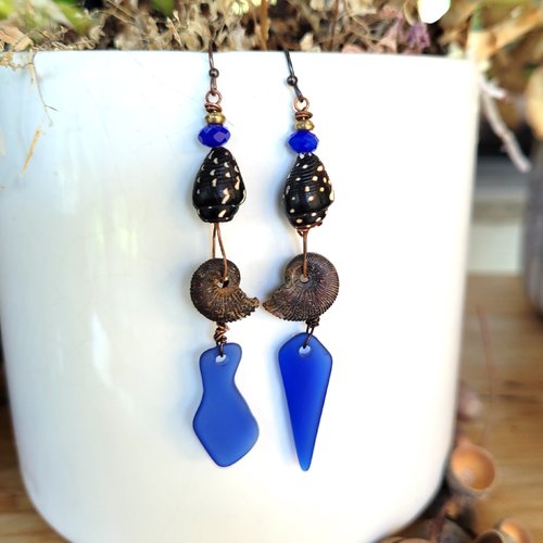 Quel beau cadeau pour femme que ces superbes ammonites de madagascar pour ces boucles d'oreille expressives !!!! : "carrousels de vie"