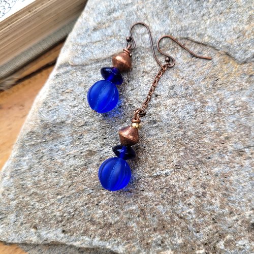 Sublimes perles vaseline dutch dogon pour ces boucles d'oreille asymétriques, chics et citadines : "cris de liberté"