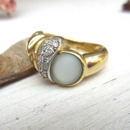 Du côté vintage : une bague décalée en or massif 18k avec topaze bleue et zircon; création artisanale ...!!!