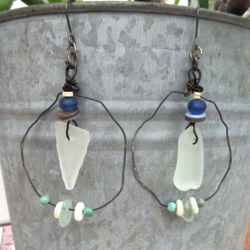 Des boucles d'oreille hétéroclites et asymétriques, tribes, grungy avec structure en bronze : "quête d'absolu"