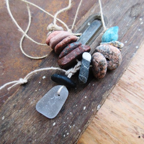 Un collier amulette unisexe avec des galets en verre et pierre de la mer : "comme une poésie du nord" !!!!!