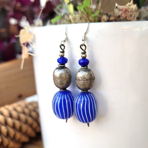 Boucles d'oreille avec petits talismans de bonheur perle verre soufflé à la main, vieil argent berbère : "bulles de coquetterie