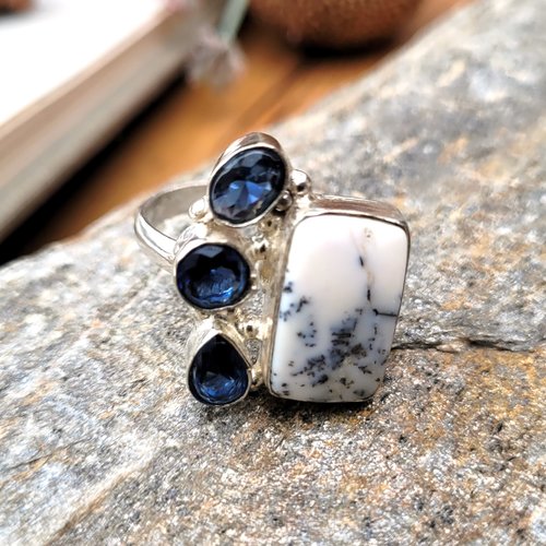 Du côté vintage : une bague taille 59,  argent massif 925 avec 3 cabochons en quartz bleu, 1 cabochon jaspe dendritique ....  !!!!