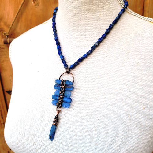 Collier unisexe style tribal amérindien, bohème et chic avec perles lapis lazuli et pendentif cyanite : "des valeurs mélodiques"