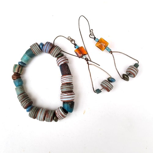Une parure romantique bracelet et boucles d'oreille avec céramiques artisanales : "lutins des bois & des eaux "