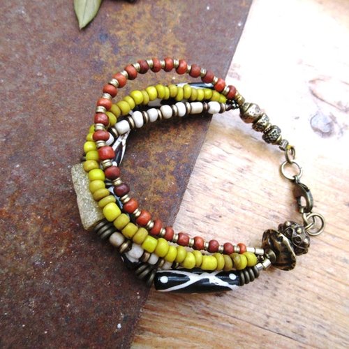Un bracelet ethnique boho unisexe 4 rangs avec perles en os batik du mali : "frémissements d'espoir"