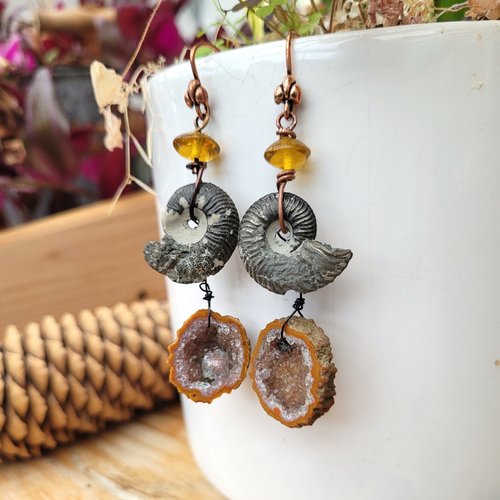 Quel beau cadeau pour une femme que ces superbes ammonites et géodes agate pour ces boucles d'oreille expressives !! : "carrousels de vie"