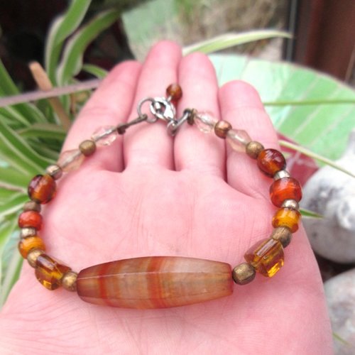 Un bracelet ethnique tribal et unisexe avec ancienne cornaline tube facetté : "or mélancolique"