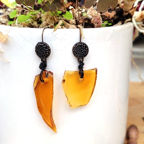 Des boucles d'oreille bohèmes, minimalistes avec galets asymétriques en verre : "murmures de douceur"