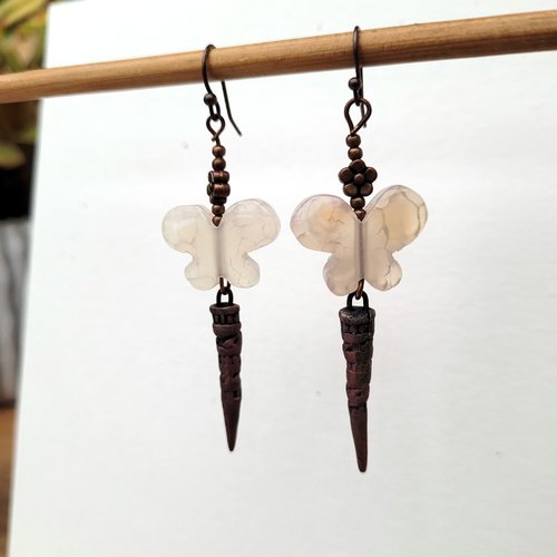 Des boucles d'oreille romantiques, délicates avec ces papillons en quartz rose : "faire chanter les formes ...."
