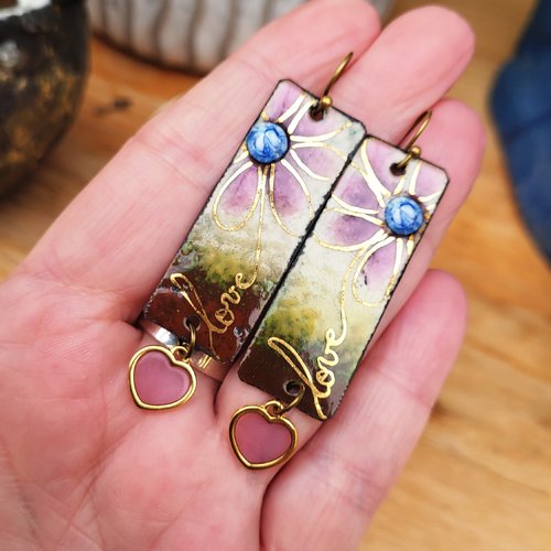 Boucles d'oreille romantiques à souhaits avec breloques émail artisanal, breloques vitrail coeurs ... : "deux coeurs à prendre" !!!!!